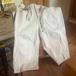 Preowned like new woman’s capris